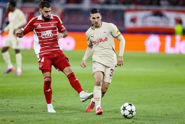 SOCCER - UEFA CL, RBS vs Brest SALZBURG,AUSTRIA,01.OCT.24 - SOCCER - UEFA Champions League, Red Bull Salzburg vs Stade Brestois 29. Image shows Romain Del Castillo (Brest) and Oscar Gloukh (RBS).  GEPAxpictures xMathiasxMandl
