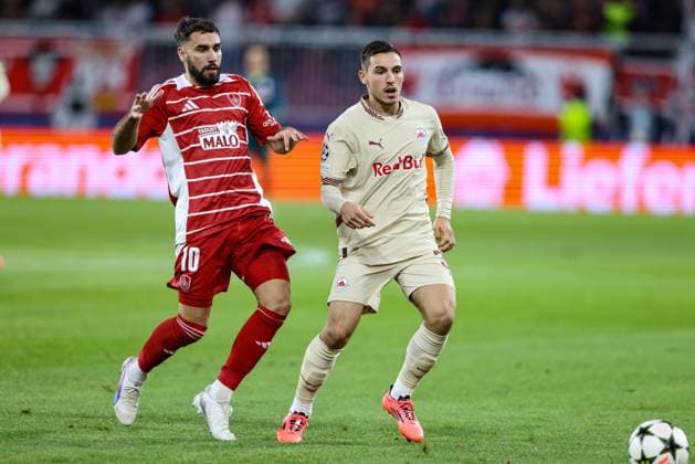 SOCCER - UEFA CL, RBS vs Brest SALZBURG,AUSTRIA,01.OCT.24 - SOCCER - UEFA Champions League, Red Bull Salzburg vs Stade Brestois 29. Image shows Romain Del Castillo (Brest) and Oscar Gloukh (RBS).  GEPAxpictures xMathiasxMandl