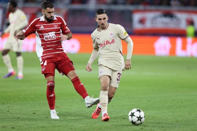 SOCCER - UEFA CL, RBS vs Brest SALZBURG,AUSTRIA,01.OCT.24 - SOCCER - UEFA Champions League, Red Bull Salzburg vs Stade Brestois 29. Image shows Mahdi Camara (Brest) and Oscar Gloukh (RBS).  GEPAxpictures xMathiasxMandl