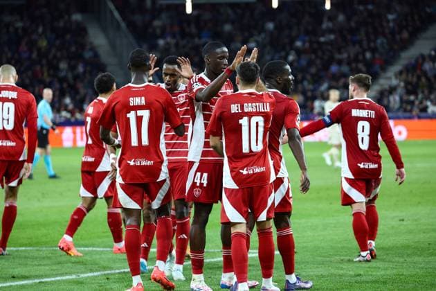 SOCCER - UEFA CL, RBS vs Brest SALZBURG,AUSTRIA,01.OCT.24 - SOCCER - UEFA Champions League, Red Bull Salzburg vs Stade Brestois 29. Image shows the rejoicing of Brest with Abdallah Sima and Romain Del Castillo (Brest). Keywords: goal.  GEPAxpictures xDavidxGeieregger