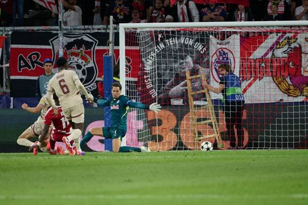 Salzburg, Austria 01 October 2024 Champions League 2024 2025 RB Salzburg vs Stade Brestois 29 In the picture second from left scorer Abdallah Sima Brest makes the goal to 0 1,goalkeeper Janis Blaswich RB cannot prevent the goal Red Bull Arena Copyright: xFotostandx xWassmuthx