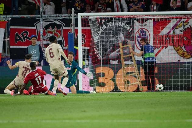 Salzburg, Austria 01 October 2024 Champions League 2024 2025 RB Salzburg vs Stade Brestois 29 In the picture second from left scorer Abdallah Sima Brest makes the goal to 0 1,goalkeeper Janis Blaswich RB cannot prevent the goal Red Bull Arena Copyright: xFotostandx xWassmuthx