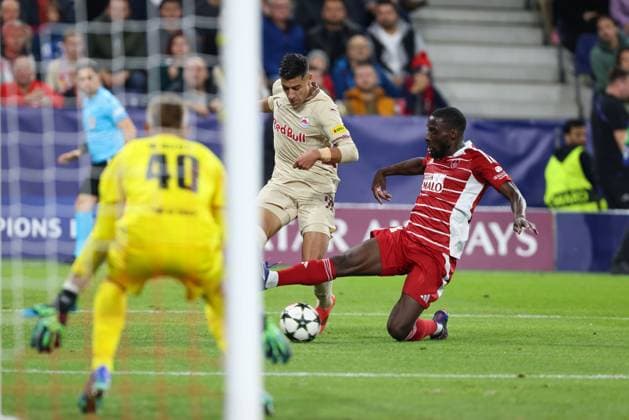 SOCCER - UEFA CL, RBS vs Brest SALZBURG,AUSTRIA,01.OCT.24 - SOCCER - UEFA Champions League, Red Bull Salzburg vs Stade Brestois 29. Image shows Adam Daghim (RBS) and Massadio Haidara (Brest).  GEPAxpictures xMathiasxMandl