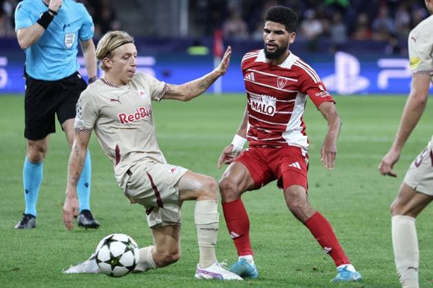 SOCCER - UEFA CL, RBS vs Brest SALZBURG,AUSTRIA,01.OCT.24 - SOCCER - UEFA Champions League, Red Bull Salzburg vs Stade Brestois 29. Image shows Mads Bidstrup (RBS) and Mahdi Camara (Brest).  GEPAxpictures xDavidxGeieregger