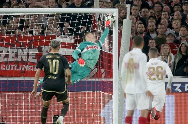 Kaan Kairinen Sparta Pragues free kick goes towards the far corner of the goal Alexander Nübel VfB cannot get the ball Sport Football Champions League Season 24 25 VfB Stuttgart AC Sparta Prague, Bundesliga, 01 10 2024