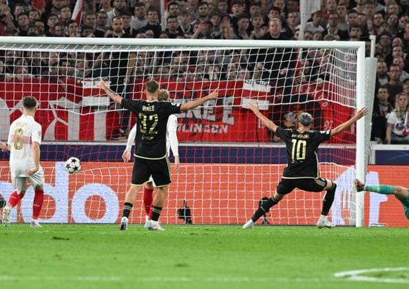 01 10 2024, xsltx, Football UEFA Champions League, VfB Stuttgart Sparta Prague emspor, v l Kaan Kairinen Sparta Prague not in picture curls the ball into Alexander Nübels goal from a free kick VfB Stuttgart DFL DFB REGULATIONS PROHIBIT ANY USE OF PHOTOGRAPHS as IMAGE SEQUENCES and or QUASI VIDEO