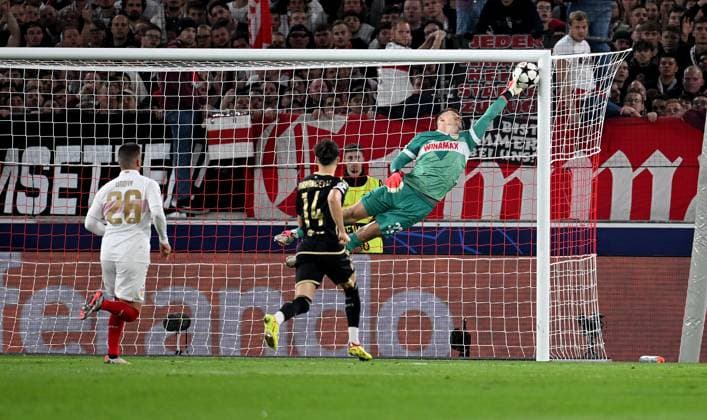 FOOTBALL CHAMPIONS LEAGUE SEASON 2024 2025 Preliminary Round 2 Matchday VfB Stuttgart Sparta Prague 01 10 2024 Sparta Prague free kick goal to equalize 1 1, from left , Deniz Undav VfB Stuttgart , Veljko Birmancevic Sparta Prague goalkeeper Alexander Nuebel VfB Stuttgart , not on the picture goalkeeper Kaan Kairinen