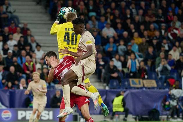 Salzburg, Austria 01 October 2024 Champions League 2024 2025 RB Salzburg vs Stade Brestois 29 In the picture Goalkeeper Marco Bizot Brest clears in front of Karim Konate RB in the penalty area Red Bull Arena Copyright: xFotostandx xWassmuthx