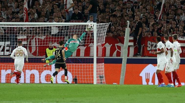 01 10 2024 Stuttgart , Champions League soccer VfB Stuttgart vs Sparta Prague, goal to 1 1 by scorer Kaan Kairinen Prague, not on photo , goalkeeper Alexander Nübel VfB can no longer hold the ball According to the regulations of the DFL German Football League, it is prohibited to use or have used photographs taken in the stadium and or of the match in the form of sequential images and or video-like photo series