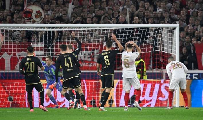 Penalty area scene, goal area scene Disappointment disappointed after missed goal chance Gesture Gesture Angelo Stiller VfB Stuttgart 06 Deniz Undav VfB Stuttgart 26 Champions League VfB Stuttgart vs AC Sparta Prague 01 10 2024 DFL REGULATIONS PROHIBIT ANY USE OF PHOTOGRAPHS AS IMAGE SEQUENCES AND OR QUASI VIDEO VfB Stuttgart vs AC Sparta Prague
