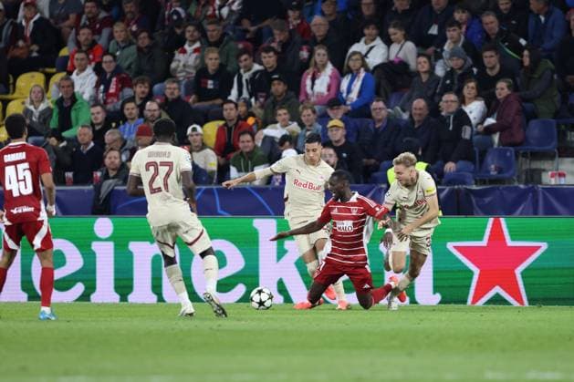 SOCCER - UEFA CL, RBS vs Brest SALZBURG,AUSTRIA,01.OCT.24 - SOCCER - UEFA Champions League, Red Bull Salzburg vs Stade Brestois 29. Image shows Adam Daghim (RBS), Abdallah Sima (Brest) and Leandro Morgalla (RBS).  GEPAxpictures xMathiasxMandl