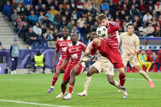 Salzburg, Austria 01 October 2024 Champions League 2024 2025 RB Salzburg vs Stade Brestois 29 In the picture from left in the duel Karim Konate RB and Hugo Magnetti Brest Red Bull Arena Copyright: xFotostandx xWassmuthx