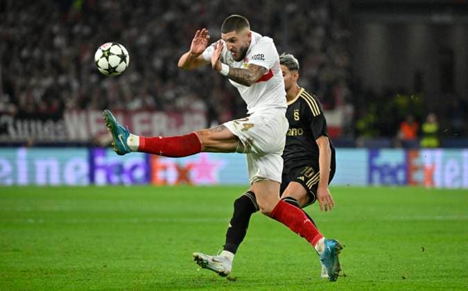 duel, action Jeff Chabot VfB Stuttgart 24 vs Albion Rrahmani AC Sparta Praha Prague 10 Champions League VfB Stuttgart vs AC Sparta Prague 01 10 2024 DFL REGULATIONS PROHIBIT ANY USE OF PHOTOGRAPHS AS IMAGE SEQUENCES AND OR QUASI VIDEO VfB Stuttgart vs AC Sparta Prague