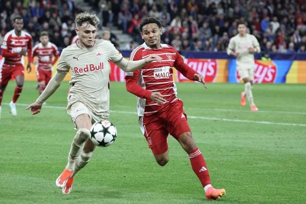 SOCCER - UEFA CL, RBS vs Brest SALZBURG,AUSTRIA,01.OCT.24 - SOCCER - UEFA Champions League, Red Bull Salzburg vs Stade Brestois 29. Image shows Bobby Clark (RBS) and Kenny Lala (Brest).  GEPAxpictures xDavidxGeieregger