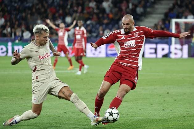 SOCCER - UEFA CL, RBS vs Brest SALZBURG,AUSTRIA,01.OCT.24 - SOCCER - UEFA Champions League, Red Bull Salzburg vs Stade Brestois 29. Image shows Kamil Piatkowski (RBS) and Ludovic Ajorque (Brest).  GEPAxpictures xDavidxGeieregger