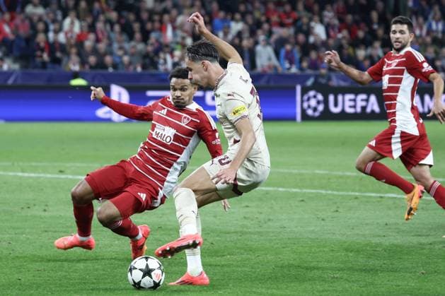 SOCCER - UEFA CL, RBS vs Brest SALZBURG,AUSTRIA,01.OCT.24 - SOCCER - UEFA Champions League, Red Bull Salzburg vs Stade Brestois 29. Image shows Kenny Lala (Brest) and Amar Dedic (RBS).  GEPAxpictures xDavidxGeieregger