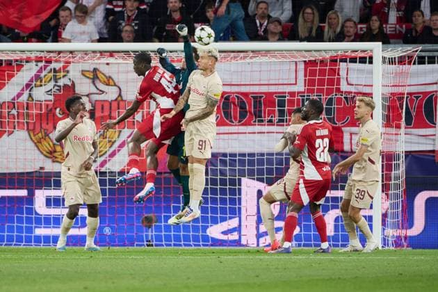 Salzburg, Austria 01 October 2024 Champions League 2024 2025 RB Salzburg vs Stade Brestois 29 In the picture from left in a duel goalkeeper Janis Blaswich RB , Mahdi Camara Brest and Kamil Piatkowski RB Red Bull Arena Copyright: xFotostandx xWassmuthx