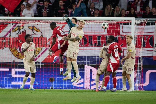 Salzburg, Austria 01 October 2024 Champions League 2024 2025 RB Salzburg vs Stade Brestois 29 In the picture from left in a duel goalkeeper Janis Blaswich RB , Mahdi Camara Brest and Kamil Piatkowski RB Red Bull Arena Copyright: xFotostandx xWassmuthx