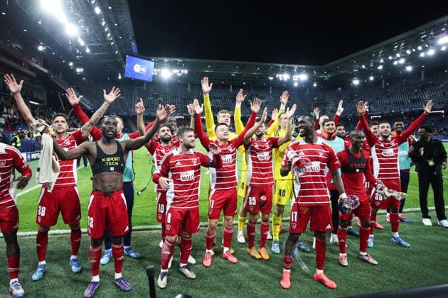 Sport Bilder des Tages SOCCER - UEFA CL, RBS vs Brest SALZBURG,AUSTRIA,01.OCT.24 - SOCCER - UEFA Champions League, Red Bull Salzburg vs Stade Brestois 29. Image shows the rejoicing of Brest.  GEPAxpictures xMathiasxMandl