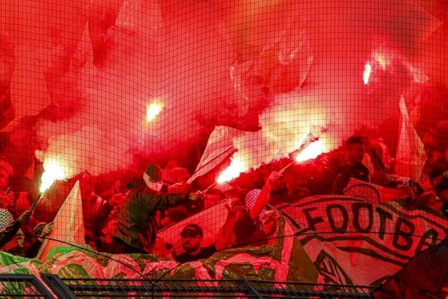 DORTMUND - Celtic fans set off fireworks during the UEFA Champions League match between Borussia Dortmund and Celtic FC at the Signal Iduna Park on Oct. 01, 2024 in Dortmund, Germany. ANP Hollandse Hoogte BART STOUTJESDIJK UEFA Champions League 2024 25 League Phase MD2 2024 25 xVIxANPxSportx xBartxStoutjesdijkxIVx 509868446 originalFilename: 509868446.jpg