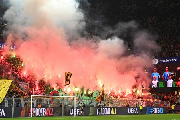 Sport Bilder des Tages The Celtic away supporters waves flags and hold flares before the game Borussia Dortmund v Celtic, UEFA Champions League, Group Stage, Football, Signal Iduna Park, Dortmund, Germany, 01 Oct 2024 EDITORIAL USE ONLY No use with unauthorised audio, video, data, fixture lists, club league logos or live services. Online in-match use limited to 120 images, no video emulation. No use in betting, games or single club league player publications. Copyright: xMichaelxTitgemeyer Shutterstockx 14750161l