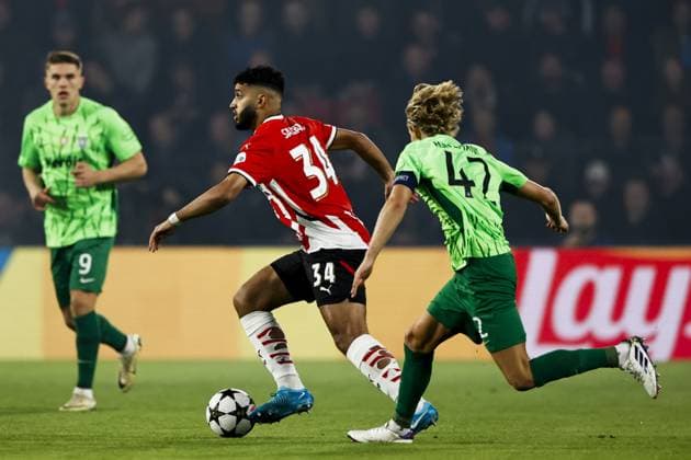 EINDHOVEN - (l-r) Ismael Saibari of PSV Eindhoven, Ricardo Esgaio of Sporting CP during the UEFA Champions league match between PSV Eindhoven and Sporting CP at Phillips stadium on Oct. 1, 2024 in Eindhoven, Netherlands. ANP MAURICE VAN STEEN UEFA Champions League 2024 25 League Phase MD2 2024 25 xVIxANPxSportx xxANPxIVx 509868717 originalFilename: 509868717.jpg