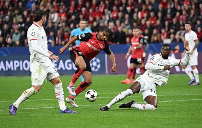01 10 2024, xjhx, Football UEFA Champions League, Bayer 04 Leverkusen AC Milan emspor, v l Theo Hernandez AC Milan , Amine Adili Bayer Leverkusen , Fikayo Tomori AC Milan UEFA REGULATIONS PROHIBIT ANY USE OF PHOTOGRAPHS as IMAGE SEQUENCES and or QUASI VIDEO Leverkusen