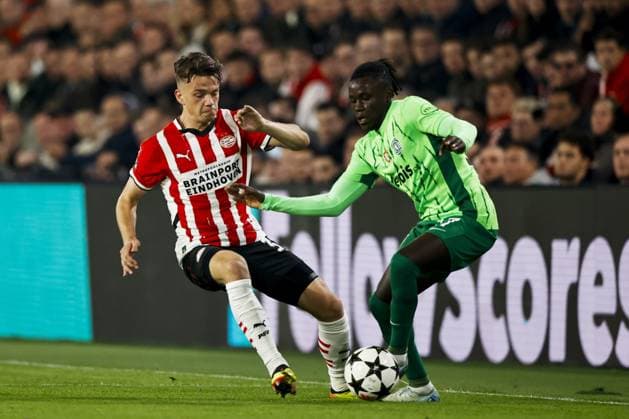 EINDHOVEN - (l-r) Matteo Dams of PSV Eindhoven, Geovany Quenda of Sporting CP during the UEFA Champions league match between PSV Eindhoven and Sporting CP at Phillips stadium on Oct. 1, 2024 in Eindhoven, Netherlands. ANP MAURICE VAN STEEN UEFA Champions League 2024 25 League Phase MD2 2024 25 xVIxANPxSportx xxANPxIVx 509869328 originalFilename: 509869328.jpg