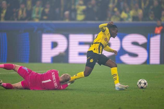 01 10 2024, Borussia Dortmund vs Celtic Glasgow, UEFA Champions League, Matchday 2 Celtic goalkeeper Kasper Schmeichel l fouls Dortmunds Jamie Gittens for a penalty to make it 1-0 Copyright: xDavidxInderliedx