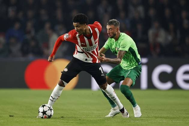 EINDHOVEN - (l-r) Noa Lang of PSV Eindhoven, Zeno Debast of Sporting CP during the UEFA Champions league match between PSV Eindhoven and Sporting CP at Phillips stadium on Oct. 1, 2024 in Eindhoven, Netherlands. ANP MAURICE VAN STEEN UEFA Champions League 2024 25 League Phase MD2 2024 25 xVIxANPxSportx xxANPxIVx 509869444 originalFilename: 509869444.jpg