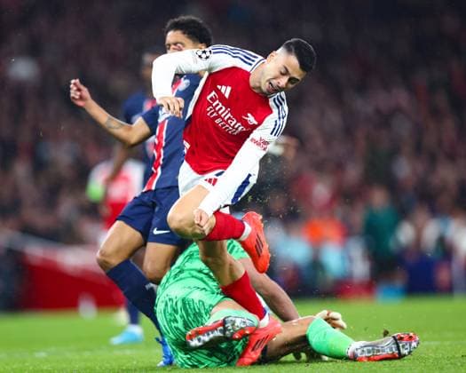 Arsenal gegen PSG 1. Oktober 2024, London UEFA Champions™s League Fußball Arsenal gegen Paris Saint Germain Gabriel Martinelli von Arsenal wird von Paris Saint Germain-Torwart Gianluigi Donnarumma zu Fall gebracht Foto Charlotte Wilson Abseits London UK  Copyright: xCharlottexWilsonx xOffsidexOffside