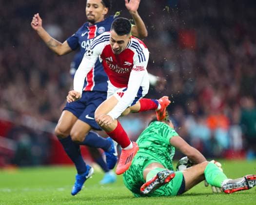 Arsenal gegen PSG 1. Oktober 2024, London UEFA Champions™s League Fußball Arsenal gegen Paris Saint Germain Gabriel Martinelli von Arsenal wird von Paris Saint Germain-Torwart Gianluigi Donnarumma zu Fall gebracht Foto Charlotte Wilson Abseits London UK  Copyright: xCharlottexWilsonx xOffsidexOffside