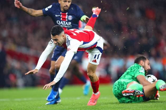 Arsenal gegen PSG 1. Oktober 2024, London UEFA Champions™s League Fußball Arsenal gegen Paris Saint Germain Gabriel Martinelli von Arsenal wird von Paris Saint Germain-Torwart Gianluigi Donnarumma zu Fall gebracht Foto Charlotte Wilson Abseits London UK  Copyright: xCharlottexWilsonx xOffsidexOffside