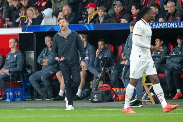 01 10 2024, Football UEFA Champions League, Season 2024 2025, Matchday 2, Bayer 04 Leverkusen AC Milan at the BayArena in Leverkusen Xabi Alonso Bayer 04 Leverkusen, Coach gives instructions to his team Rafael Leao AC Milan, 10 Photo Kirchner Media TH Copyright: xKirchner-Media THx