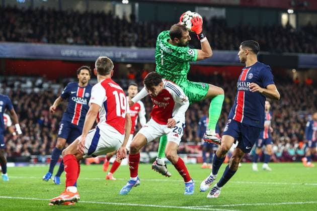Arsenal gegen PSG 1. Oktober 2024, London UEFA Champions™s League Fußball Arsenal gegen Paris Saint Germain Paris Saint Germain Torwart Gianluigi Donnarumma kollidiert mit Kai Havertz von Arsenal Foto Charlotte Wilson Abseits London UK  Copyright: xCharlottexWilsonx xOffsidexOffside