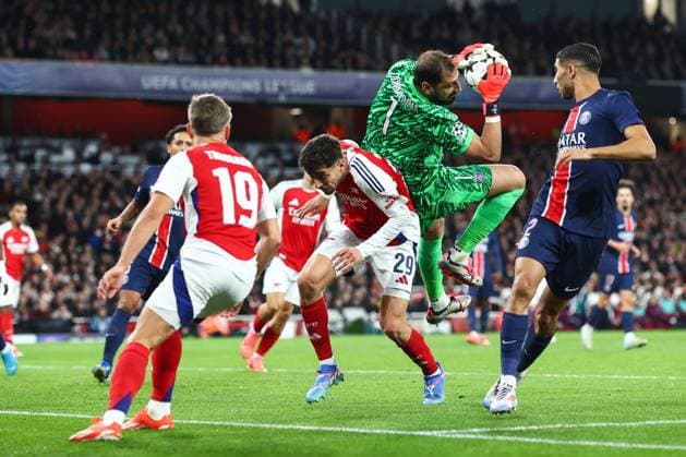 Arsenal gegen PSG 1. Oktober 2024, London UEFA Champions™s League Fußball Arsenal gegen Paris Saint Germain Paris Saint Germain Torwart Gianluigi Donnarumma kollidiert mit Kai Havertz von Arsenal Foto Charlotte Wilson Abseits London UK  Copyright: xCharlottexWilsonx xOffsidexOffside