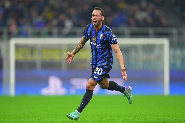 Sport Bilder des Tages Inter Milan s Hakan Calhanoglu celebrates after scoring 1-0 during the Uefa Champions League soccer match between Inter and Fc Crvena at the San Siro Stadium in Milan, north Italy -Tuesday , October 1th , 2024. - Soccer .  Copyright: xSpada LaPressex