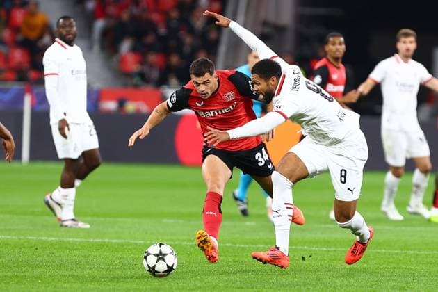 Aleix Garcia 24 Bayer 04 Leverkusen in duel, action, with Ruben Loftus Cheek 8 AC Milan Bayer 04 Leverkusen vs AC Milan, Football, UEFA Champions League, Matchday 2, 01 10 2024 Photo kolbert press Ant Palmer BayArena NRW Germany Copyright: xkolbert-press AntxPalmerx