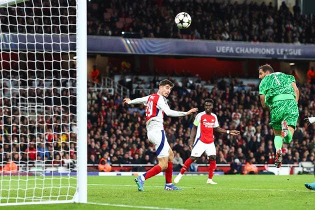 Arsenal gegen PSG 1. Oktober 2024, London UEFA Champions™s League Fußball Arsenal gegen Paris Saint Germain Kai Havertz von Arsenal erzielt das erste Tor für Paris Saint Germain, vorbei an Torwart Gianluigi Donnarumma Foto Charlotte Wilson Abseits London UK  Copyright: xCharlottexWilsonx xOffsidexOffside