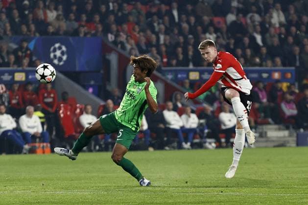 EINDHOVEN - (l-r) Hidemasa Morita of Sporting CP, Jerdy Schouten of PSV Eindhoven scores the 1-0 during the UEFA Champions league match between PSV Eindhoven and Sporting CP at Phillips stadium on Oct. 1, 2024 in Eindhoven, Netherlands. ANP MAURICE VAN STEEN UEFA Champions League 2024 25 League Phase MD2 2024 25 xVIxANPxSportx xxANPxIVx 509870174 originalFilename: 509870174.jpg