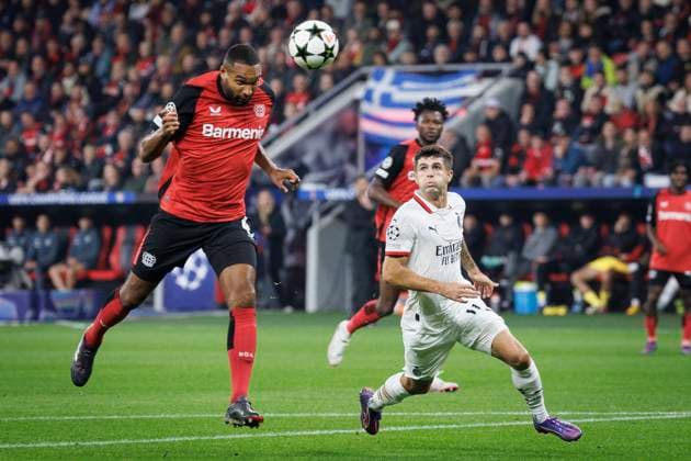 UEFA Champions League, Bayer 04 Leverkusen AC Milan 01 10 2024 Jonathan Tah Bayer 04 Leverkusen, 4 clears with his head against Christian Pulisic AC Milan, 11 UEFA Champions League, Bayer 04 Leverkusen AC Milan, matchday 2 on 01 10 2024 at BayArena in Leverkusen Copyright: xBEAUTIFULxSPORTS AxelxKohringx
