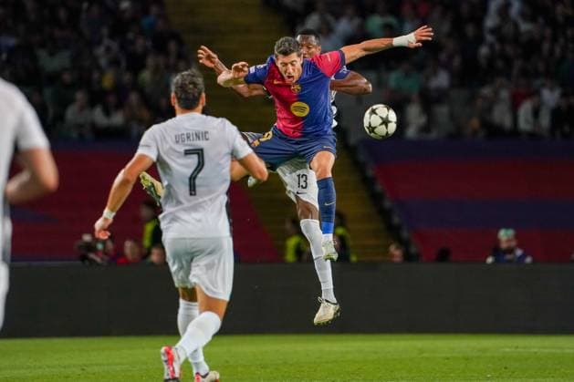 Football UEFA Champions League 2024 2025, Matchday 2 FC Barcelona vs BSC Young Boys Bern Estadi Olimpic Lluis Companys Barcelona One-on-one between Robert Lewandowski FC Barcelona 9 and Mohamed Ali Camara BSC Young Boys, 13 Barcelona Estadi Olimpic Lluis Companys Spain Copyright: xJOERANxSTEINSIEKx