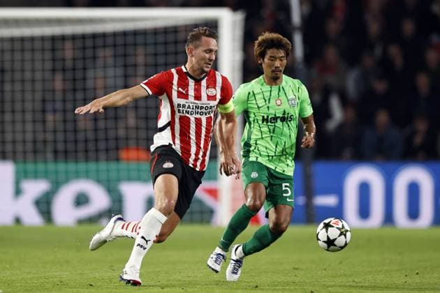 EINDHOVEN - (l-r) Luuk de Jong of PSV Eindhoven, Hidemasa Morita of Sporting CP during the UEFA Champions league match between PSV Eindhoven and Sporting CP at Phillips Stadium on Oct. 1, 2024 in Eindhoven, Netherlands. ANP MAURICE VAN STEEN UEFA Champions League 2024 25 League Phase MD2 2024 25 xVIxANPxSportx xxANPxIVx 509870465 originalFilename: 509870465.jpg