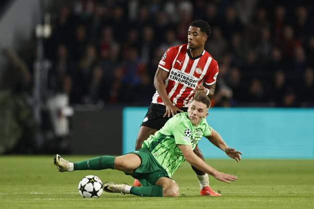 EINDHOVEN - (l-r) Viktor Gyokeres of Sporting CP, Ryan Flamingo of PSV Eindhoven during the UEFA Champions league match between PSV Eindhoven and Sporting CP at Phillips stadium on Oct. 1, 2024 in Eindhoven, Netherlands. ANP MAURICE VAN STEEN UEFA Champions League 2024 25 League Phase MD2 2024 25 xVIxANPxSportx xxANPxIVx 509870520 originalFilename: 509870520.jpg