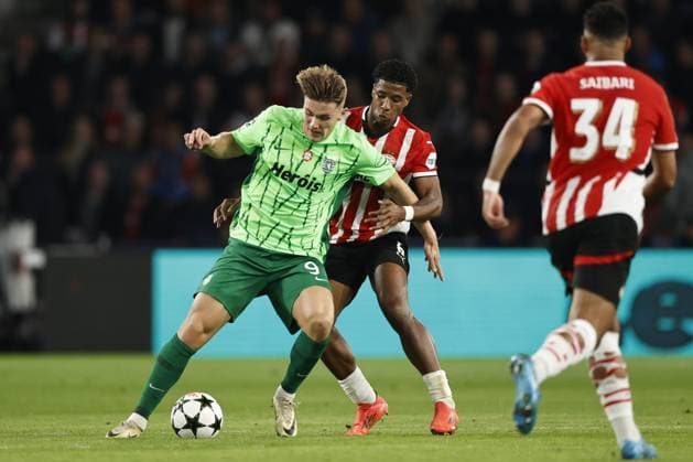 EINDHOVEN - (l-r) Viktor Gyokeres of Sporting CP, Ryan Flamingo of PSV Eindhoven during the UEFA Champions league match between PSV Eindhoven and Sporting CP at Phillips stadium on Oct. 1, 2024 in Eindhoven, Netherlands. ANP MAURICE VAN STEEN UEFA Champions League 2024 25 League Phase MD2 2024 25 xVIxANPxSportx xxANPxIVx 509870554 originalFilename: 509870554.jpg