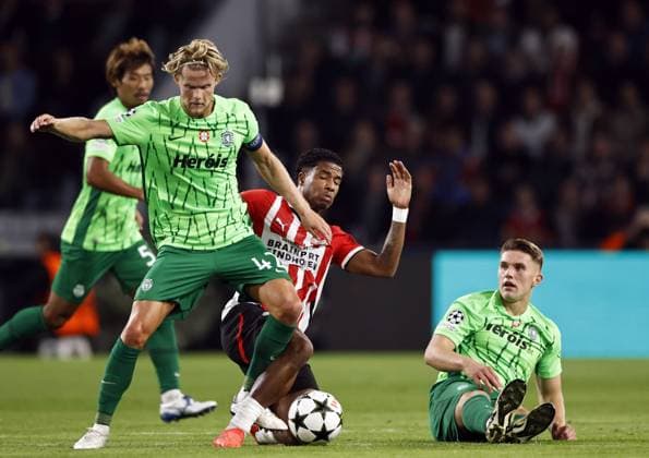 EINDHOVEN - (l-r) Morten Hjulmand of Sporting CP, Ryan Flamingo of PSV Eindhoven, Viktor Gyokeres of Sporting CP during the UEFA Champions league match between PSV Eindhoven and Sporting CP at Phillips stadium on Oct. 1, 2024 in Eindhoven, Netherlands. ANP MAURICE VAN STEEN UEFA Champions League 2024 25 League Phase MD2 2024 25 xVIxANPxSportx xxANPxIVx 509870612 originalFilename: 509870612.jpg