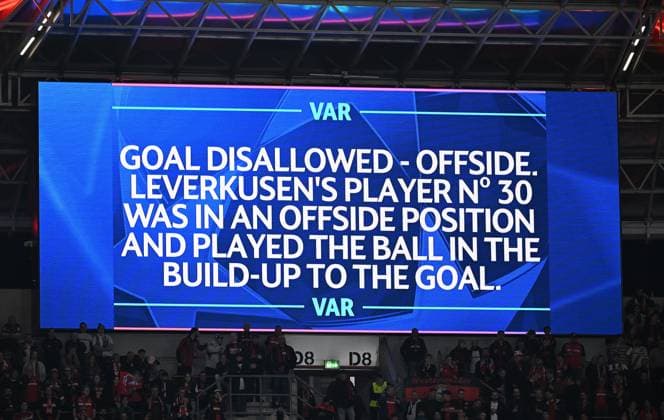 01 10 2024, xjhx, football UEFA Champions League, Bayer 04 Leverkusen AC Milan emspor, v l video evidence, video referee, video referee, video judge scoreboard UEFA REGULATIONS PROHIBIT ANY USE OF PHOTOGRAPHS as IMAGE SEQUENCES and or QUASI VIDEO Leverkusen