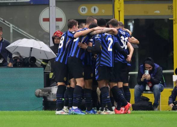 October 1, 2024, Milan, ITALY: Inter Milan™s Hakan Ã‡alhano?lu jubilates with his teammates after scoring goal of 1 to 0 during the UEFA Champions League soccer match between Inter and Crvena Zvezda at Giuseppe Meazza stadium in Milan, 1 October 2024..ANSA MATTEO BAZZI. Soccer; Champions League: Fc Inter vs Crvena Zvezda  - ZUMAa110 20241001_zaf_a110_035 Copyright: xMatteoxBazzix