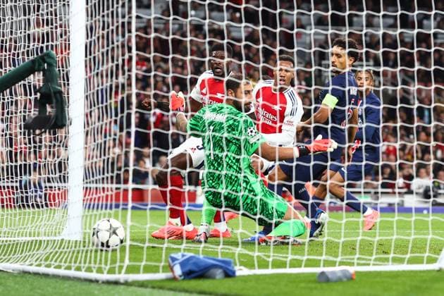 Arsenal gegen PSG 1. Oktober 2024, London UEFA Champions™s League Fußball Arsenal gegen Paris Saint Germain Thomas Partey von Arsenal und Marquinhos von Paris Saint Germain sehen zu, wie der Ball am Torhüter von Paris Saint Germain, Gianluigi Donnarumma, vorbeigeht und Bukayo Saka das zweite Arsenal-Tor erzielt Foto Charlotte Wilson Offside London UK  Copyright: xCharlottexWilsonx xOffsidexOffside