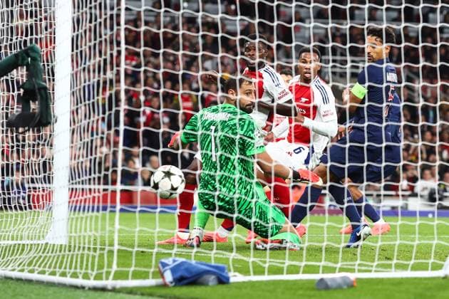Arsenal gegen PSG 1. Oktober 2024, London UEFA Champions™s League Fußball Arsenal gegen Paris Saint Germain Thomas Partey von Arsenal und Marquinhos von Paris Saint Germain sehen zu, wie der Ball am Torhüter von Paris Saint Germain, Gianluigi Donnarumma, vorbeigeht und Bukayo Saka das zweite Arsenal-Tor erzielt Foto Charlotte Wilson Offside London UK  Copyright: xCharlottexWilsonx xOffsidexOffside